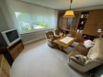 Wohnzimmer _ oben - Energetisch modernisiertes Zweifamilienhaus mit Keller, Dachboden und zwei Garagen (mietfrei)