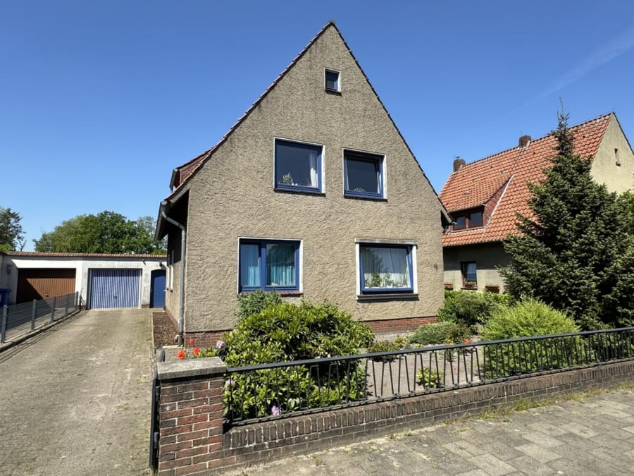 Gepflegtes, charmantes Zweifamilienhaus mit Teilkeller, Garage, Garten im Grünen in bevorzugter Lage, 27753 Delmenhorst / Ströhen, Zweifamilienhaus